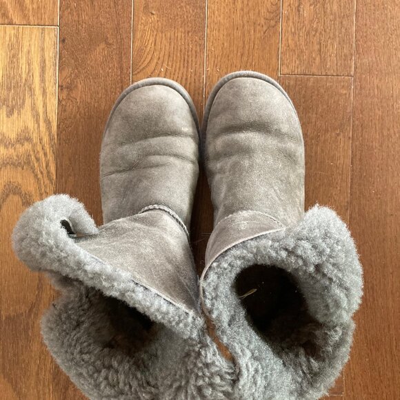 Ugg Australia Bailey Button II Sheepskin Boots Size 8 - Picture 8 of 9